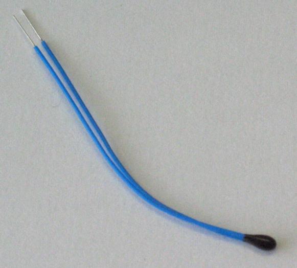 Thermistor แบบ NTC ชนิดเม็ด (bead) พร้อมสายหุ้มฉนวน — ความต้านทานลดลงเมื่ออุณหภูมิสูงขึ้น