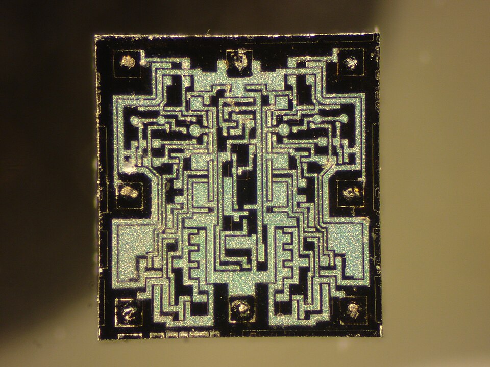 ภาพขยายแผ่นซิลิคอน (die) ของ LM358 ที่อยู่ภายในตัวถัง — op-amp ทั้งสองชุดของ dual op-amp อยู่บนชิปชิ้นเดียวนี้