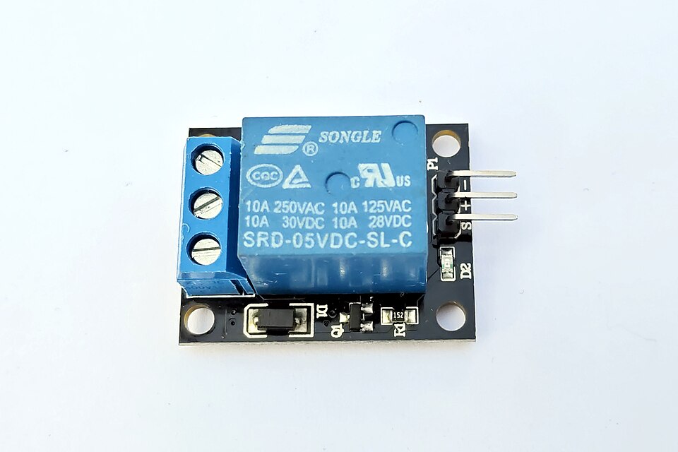 โมดูลรีเลย์ 5 V หนึ่งช่อง (SRD-05VDC-SL-C) — หน้าสัมผัสรับได้ 10 A ที่ 250 VAC ตามที่พิมพ์บนตัวรีเลย์
